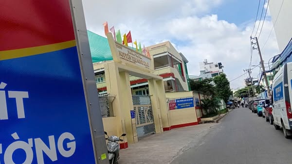 ngay sau Coorpmart Quang Trung