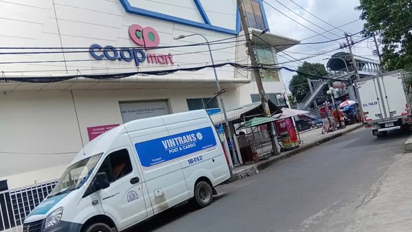 ngay sau Coorpmart Quang Trung