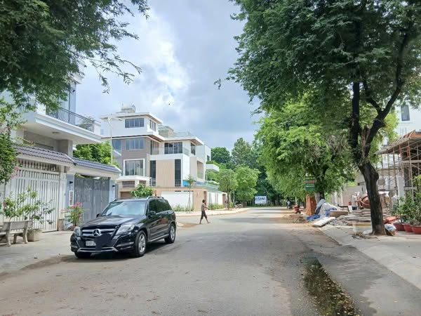 Biệt thự 4 tầng 8x25m2 kdc Đông Thủ Thiêm