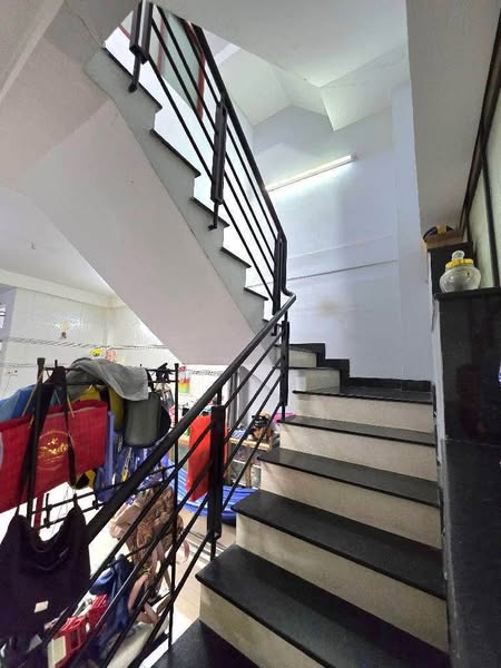 LÊ VĂN QUỚI – HẺM OTO ĐỔ CỬA – LỀ ĐƯỜNG 2M