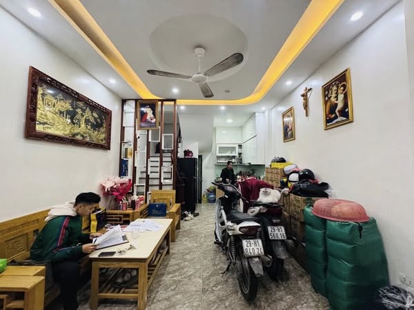 NHÀ MỚI – MẶT TIỀN 4M – 5TẦNG -OTO ĐỖ CỬA – NGÕ THÔNG – 30M RA MẶT PHỐ TAM TRINH – HOÀNG MAI