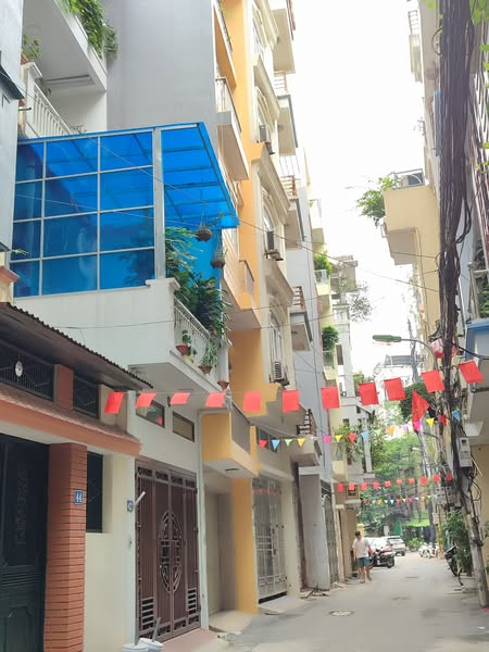 Trung Kính lớn, Cầu Giấy – Lối vào Trường tiểu học Nguyễn Viết Xuân