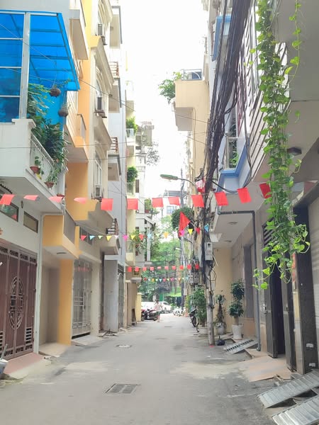 Trung Kính lớn, Cầu Giấy – Lối vào Trường tiểu học Nguyễn Viết Xuân