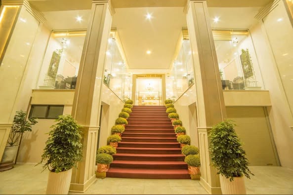 Ông Chú Về Hưu . Cần Bán Khách Sạn 12 Tầng MT Hà Kỳ Ngộ ( Hồ Nghinh Nối Dài )