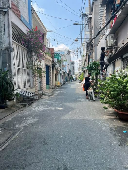 2 tầng sát ĐỒNG ĐEN