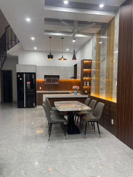 Bạn này chắc cũng sắp bay rồi đó, nhưng còn hàng vẫn vác đi tìm duyên ạ!