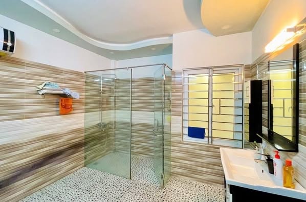 NHÀ MỚI 5 TẦNG CẦU GIẤY, TẶNG NỘI THẤT CAO CẤP, ĐƯỜNG THÔNG CHỤC BƯỚC RA Ô TÔ, CẠNH ĐẠI HỌ