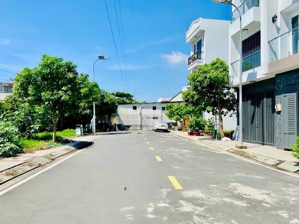 Đường 12m – DT: 4×15 (60m2) – Nhà Đúc 3 Tầng – Cạnh Lê Trọng Tấn – chỉ 5,x ty